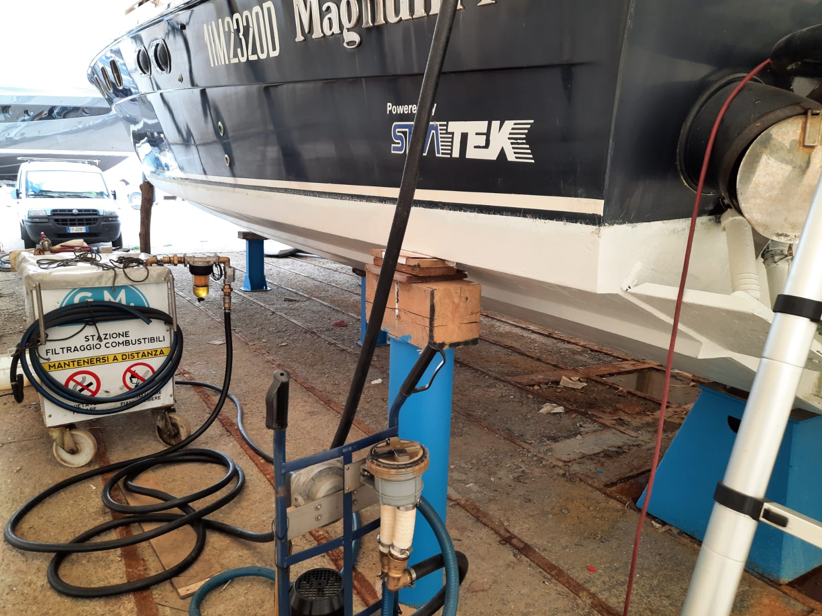 Pulizia serbatoio gasolio su Magnum Marine Sea Tek presso cantiere Metalcost di Sarzana